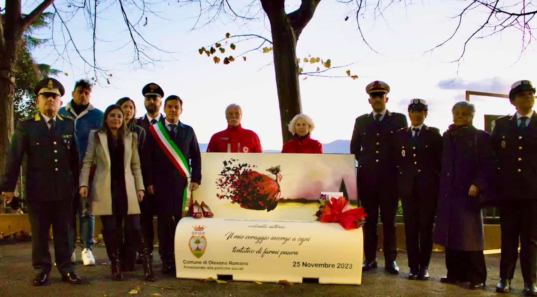 https://www.agenziaeventi.org/immagini_news/3892/olevano-romano-ha-celebrato-il-25-novembre-con-la-panchina-letteraria-un-simbolo-di-impegno-contro-la-violenza-sulle-donne-3892.jpg