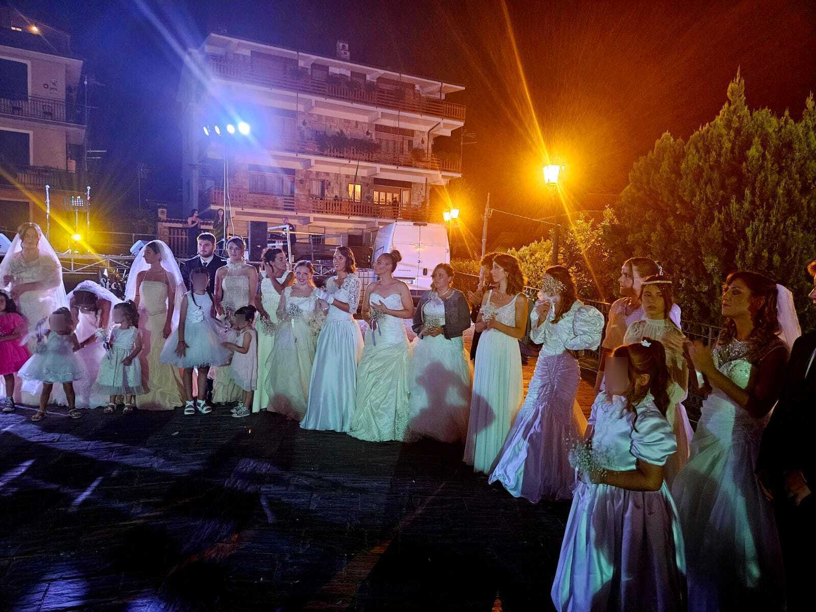 https://www.agenziaeventi.org/immagini_news/4374/un-successo-la-sfilata-sposi-di-ieri-sposi-di-oggi-a-bellegra-4374.jpg