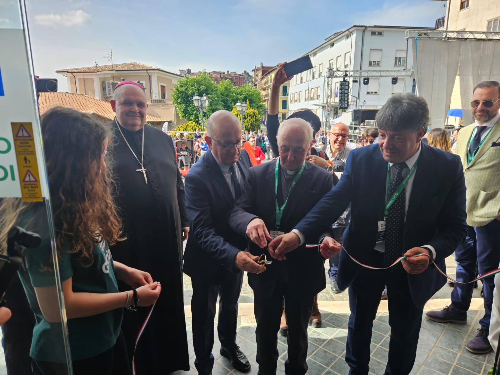 https://www.agenziaeventi.org/immagini_news/4843/bcc-bellegra-prima-dell-annuale-assemblea-dei-soci-inaugurati-i-nuovi-locali-della-filiale-di-bellegra-4843.jpg