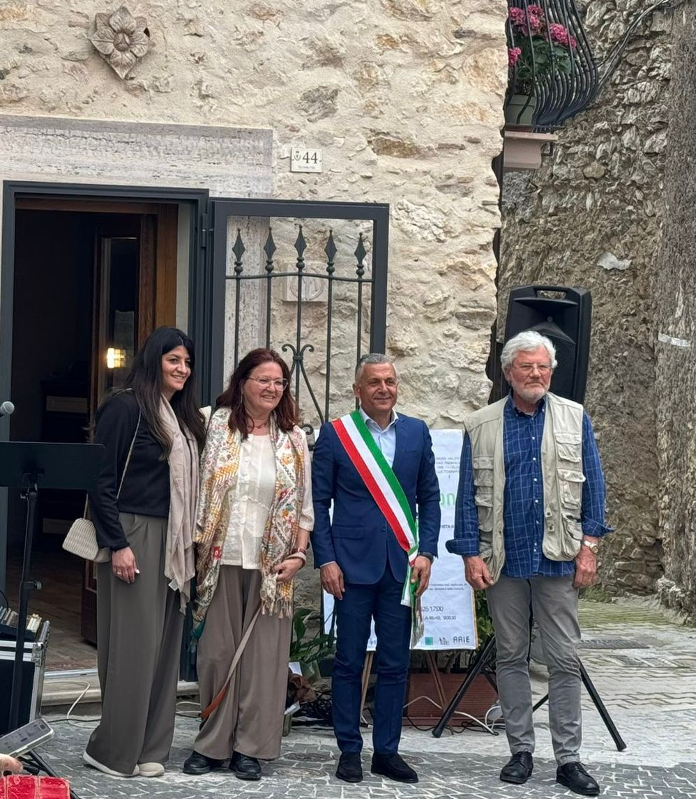 https://www.agenziaeventi.org/immagini_news/4875/a-rocca-santo-stefano-l-arte-prende-casa-inaugurate-le-residenze-d-artista-e-la-mostra-frammentazioni-4875.jpg