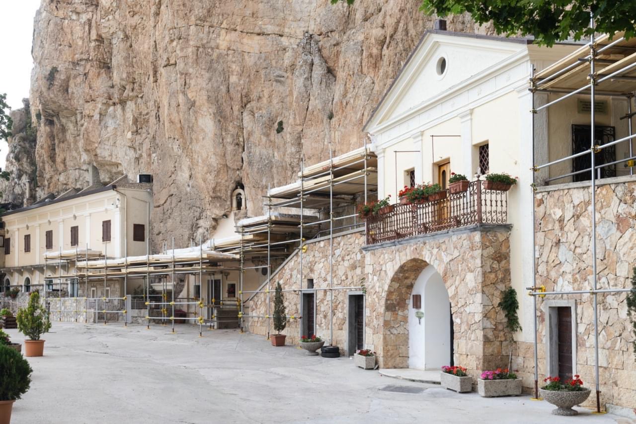 https://www.agenziaeventi.org/immagini_news/4885/vallepietra-il-santuario-della-ss-trinita-riapre-in-sicurezza-in-arrivo-18-milioni-per-l-intervento-definitivo-4885.jpg